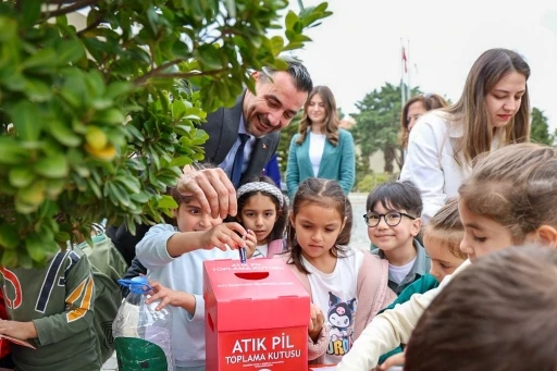 Başkan Vekili &Ccedil;i&ccedil;ek miniklerle birlikte atık pil topladı
