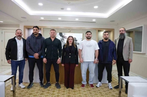 Başkan Vekili &Ouml;zdemir başpehlivanları ağırladı: "Altın kemeri Antalya&rsquo;ya getireceğinize inanıyorum"
