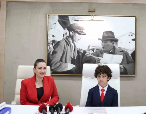 Başkan Vekili &Ouml;zdemir, koltuğunu &ccedil;ocuk başkana devretti
