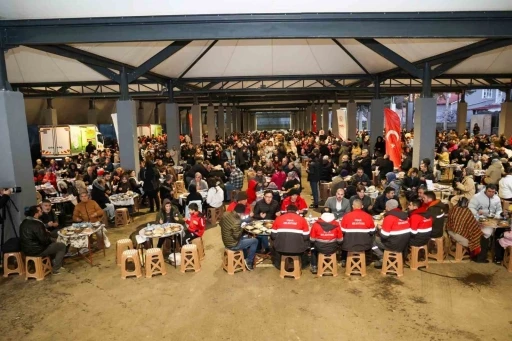 Başkan Yalım, Atat&uuml;rk Mahallesi&rsquo;nde y&uuml;zlerce vatandaşla iftar sofrasında bir araya geldi
