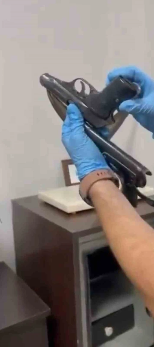 Başkan yardımcısının odasından ruhsatsız silah &ccedil;ıktı
