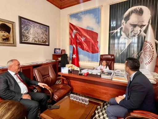 Başkan Yıldırımkaya &ouml;ğrencileri makamında ağırladı
