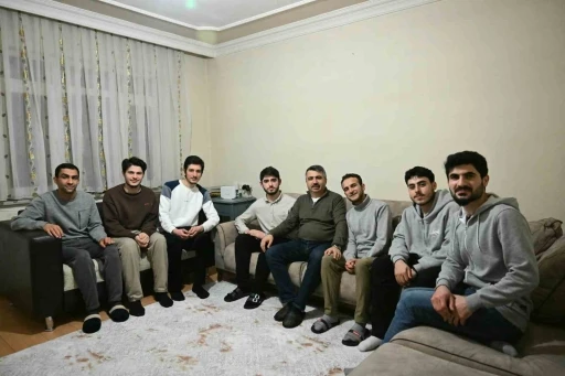 Başkan Yılmaz sahuru gençlerle yaptı
