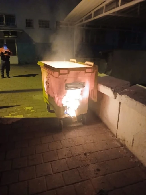 Başkan Zencirci uyarmıştı, bu kez çöp konteynerini ateşe verdiler
