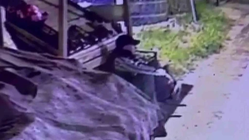 Başkasına ait beğendiği ayakkabıyı &ccedil;alarken kameralara yakalanan su&ccedil; makinesi tutuklandı
