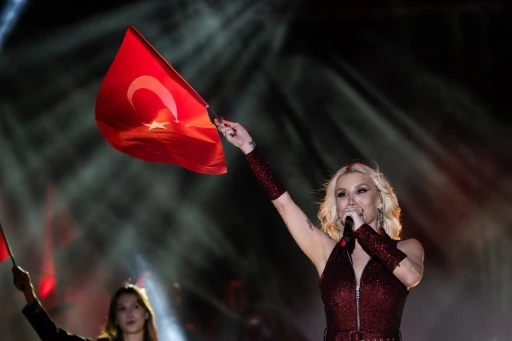 Başkent&rsquo;te 19 Mayıs coşkusu: İrem Derici binlerce vatandaşla buluştu
