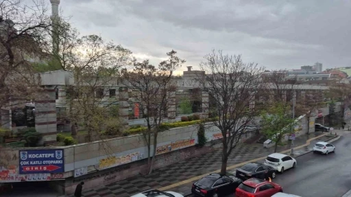 Başkent&rsquo;te aniden başlayan fırtına vatandaşlara zor anlar yaşattı
