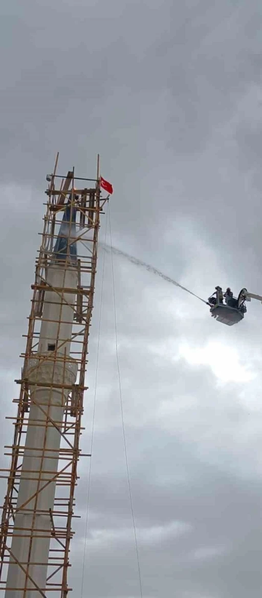 Başkent’te fırtına etkili oluyor: Bir minareye yıldırım düştü

