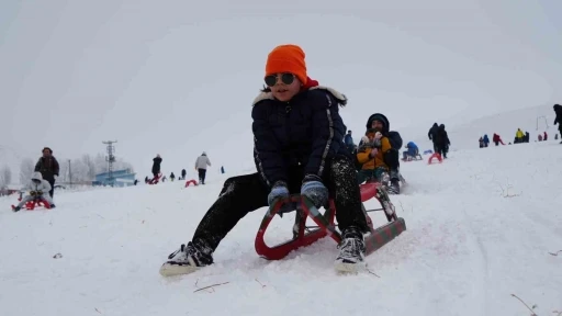 Başkentliler yılın ilk g&uuml;n&uuml;nde Elmadağ kayak merkezine akın etti
