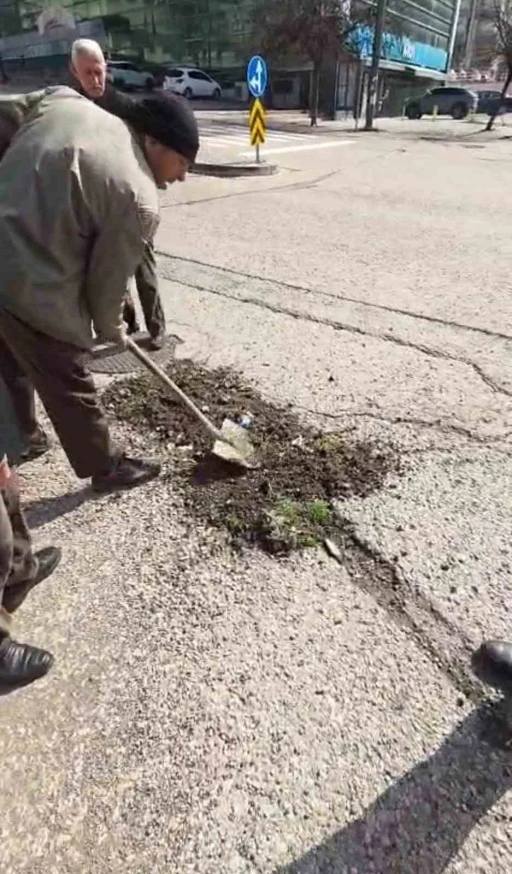 Başkentte belediyeden umudu kesen vatandaşlar k&ouml;stebek yuvasına d&ouml;nen yolları  kendileri onardı
