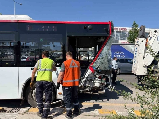 Başkentte EGO otob&uuml;s&uuml; kaza yaptı: 1 &ouml;l&uuml;, 9 yaralı
