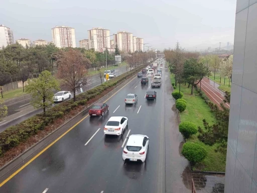 Başkentte etkisini gösteren yağış trafiğe neden oldu
