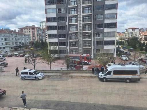 Başkentte facianın önüne geçildi: Park halindeki araç alev alev yandı
