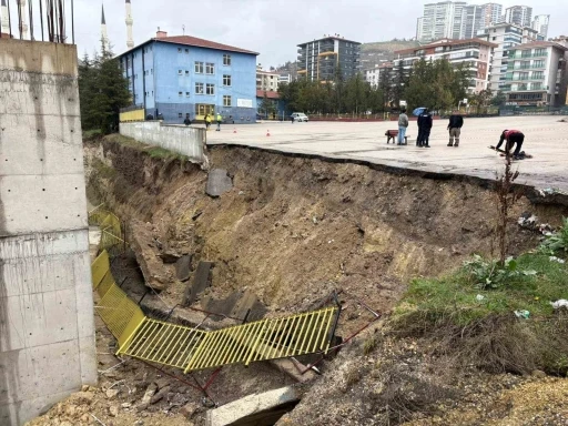 Başkentte sağanak etkili oldu: Dereler taştı, okulun istinat duvarı &ccedil;&ouml;kt&uuml;
