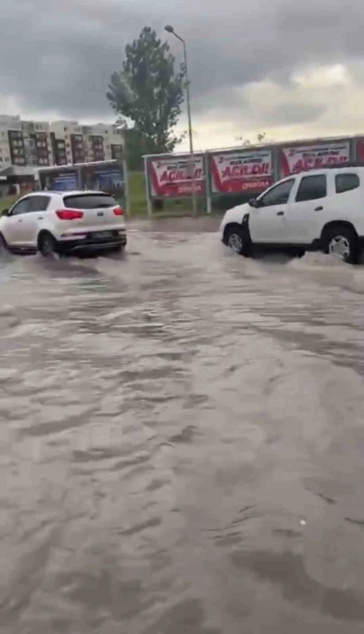 Başkentte sağanak etkili oldu, yollar g&ouml;le d&ouml;nd&uuml;
