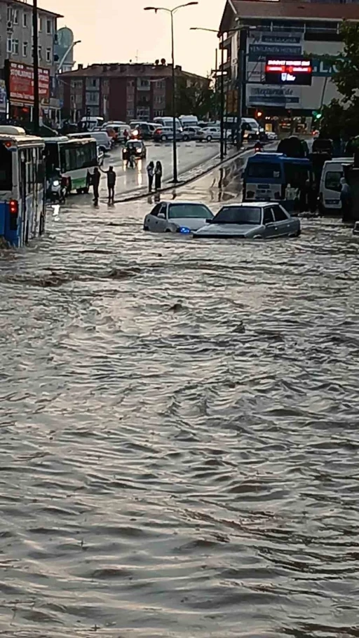 Başkentte sağanak yağış hayatı olumsuz etkiledi
