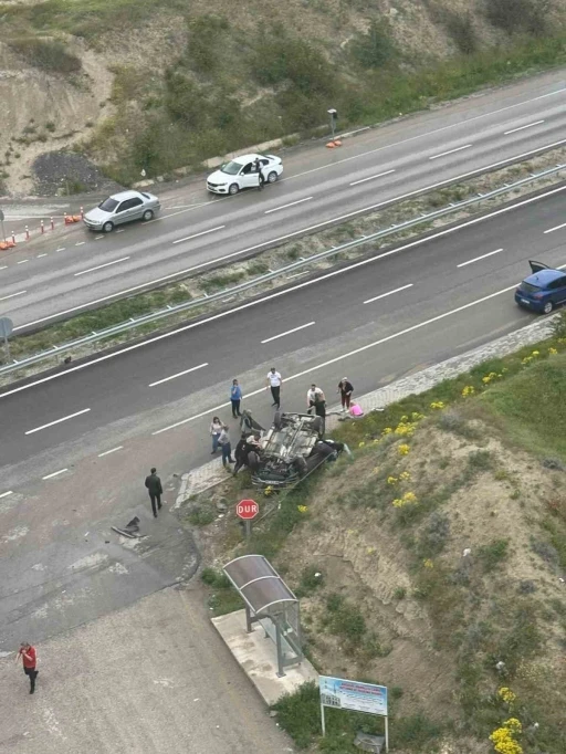 Başkentte takla atan otomobilden 3 kişi yaralı kurtuldu
