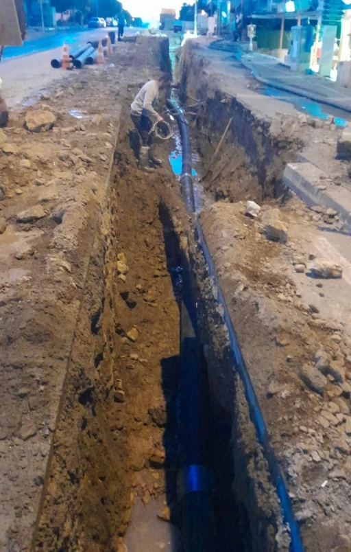 BASKİ&rsquo;den Ayvalık&rsquo;ta kanal hattı g&ouml;&ccedil;&uuml;ğ&uuml;ne 36 saatlik kesintisiz m&uuml;dahale
