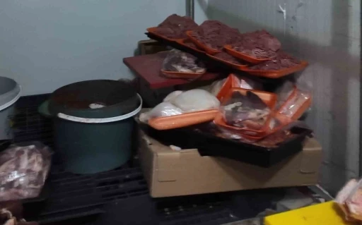 Baskın yapılan kasaptan mide bulandıran k&uuml;fl&uuml; ve bozuk etler &ccedil;ıktı