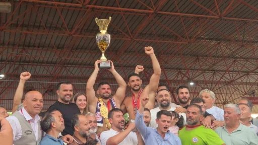 Başpehlivan Erkan Taş, altın kemerini taktı
