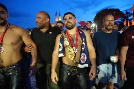 Başpehlivan Erkan Taş, Edirne&rsquo;de hamam geleneğini s&uuml;rd&uuml;rd&uuml;
