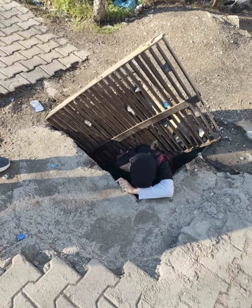 Bastığı gider mazgalı kayan kız &ouml;ğrenci, 1 bu&ccedil;uk metrelik &ccedil;ukura d&uuml;şt&uuml;
