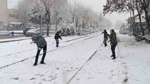 Batman&rsquo;a uzun yıllar sonra lapa lapa kar yağdı, vatandaşlar sokağa d&ouml;k&uuml;ld&uuml;
