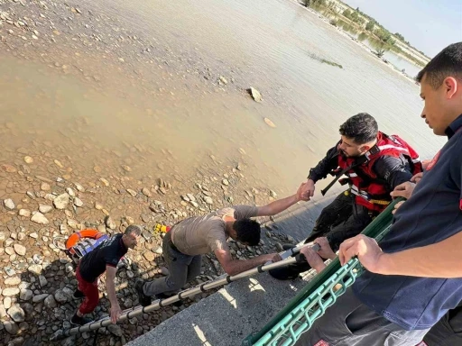 Batman &Ccedil;ayı&rsquo;nda akıntıya kapılan vatandaşı AFAD ekipleri kurtardı
