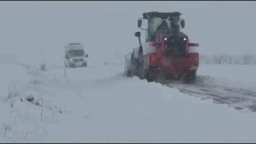 Batman&rsquo;da 35 k&ouml;y yolu ulaşıma a&ccedil;ıldı, ziyaret&ccedil;iler kurtarıldı
