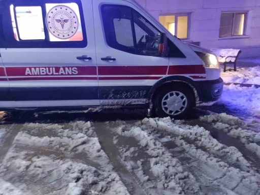 Batman&rsquo;da 42 yaşındaki hasta, paletli ambulansla hastaneye ulaştırıldı
