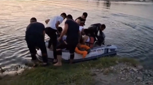 Batman&rsquo;da adacıkta mahsur kalan 5 kişiyi itfaiye kurtardı
