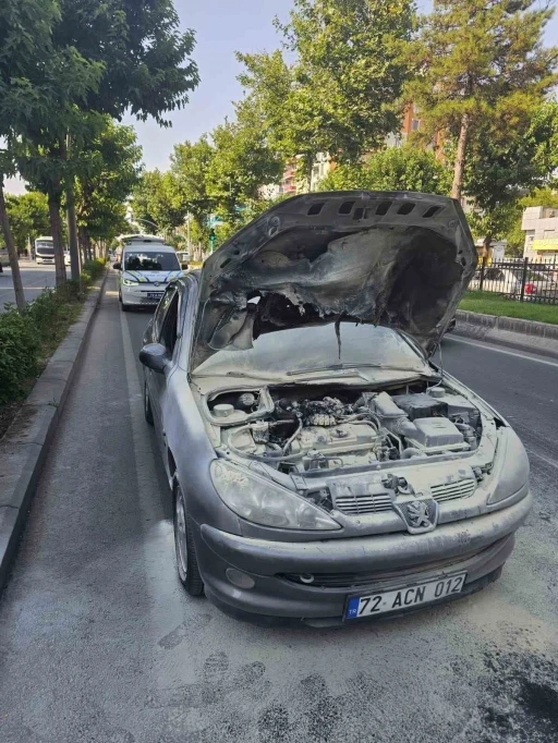 Batman&rsquo;da ara&ccedil; yangını vatandaşların m&uuml;dahalesiyle s&ouml;nd&uuml;r&uuml;ld&uuml;
