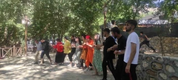 Batman&rsquo;da artan sıcaklıktan bunalan vatandaşlar mesire alanlarına akın etti
