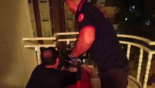 Batman&rsquo;da balkon korkuluklarına kafası sıkışan k&uuml;&ccedil;&uuml;k kızı itfaiye kurtardı
