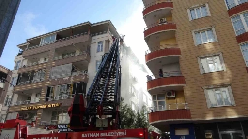 Batman’da bir evde çıkan yangında 4 kişi dumandan etkilendi
