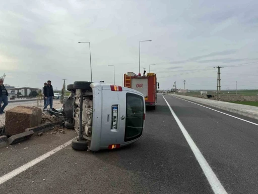 Batman’da hafif ticari araç aydınlatma direğine çarptı: 2 yaralı
