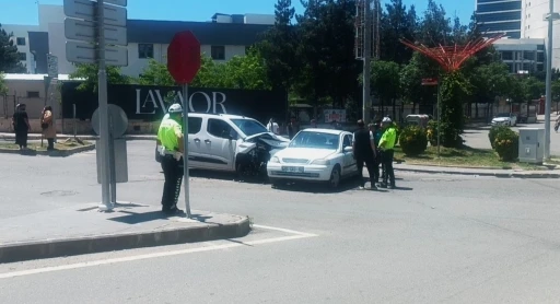 Batman&rsquo;da hafif ticari ara&ccedil; ile otomobil &ccedil;arpıştı: 3 yaralı
