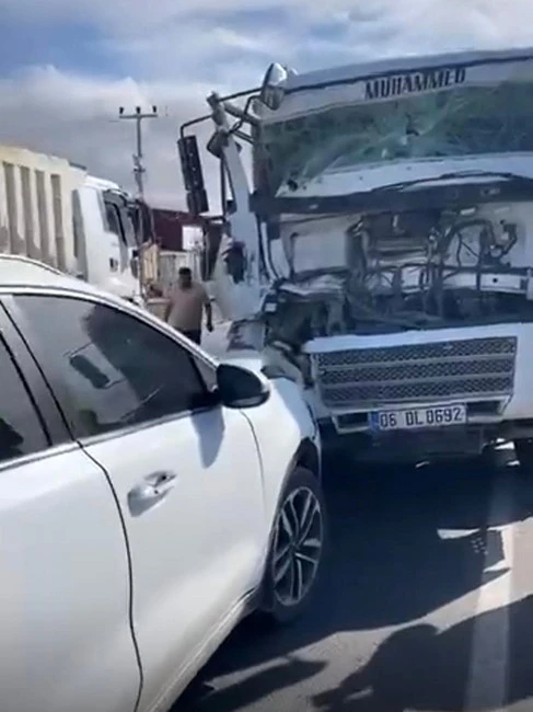 Batman’da hafriyat kamyonuyla iki otomobil çapıştı: 2 yaralı

