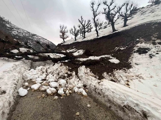 Batman&rsquo;da heyelan paniği: K&ouml;y minib&uuml;s&uuml; yolda mahsur kaldı
