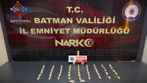 Batman&rsquo;da inanılmaz olay: 4 yolcunun midesinden 353 par&ccedil;a halinde 2  kilo 700 gram uyuşturucu &ccedil;ıktı
