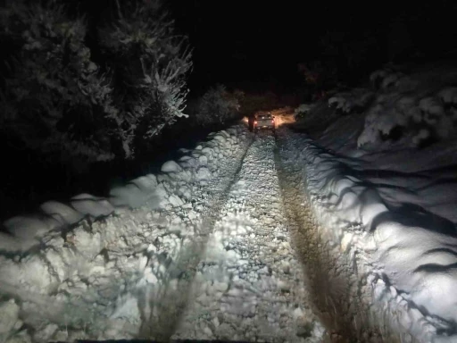 Batman&rsquo;da kapalı yol a&ccedil;ıldı, 14 yaşındaki G&uuml;ls&uuml;m sağlık ekiplerine ulaştırıldı
