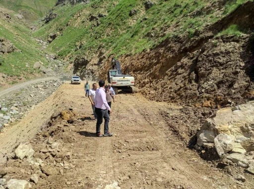 Batman’da kış sonrası köy ve mezra yollarında onarım ve genişletme çalışmaları başlatıldı
