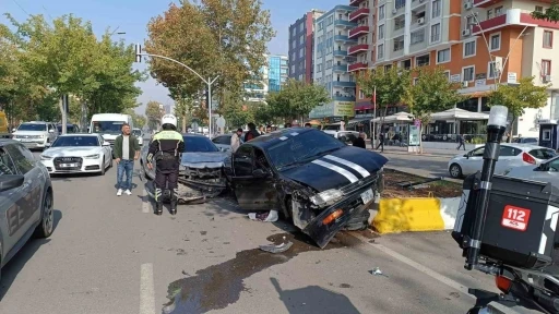 Batman’da kontrolden çıkan otomobil orta refüje çıktı
