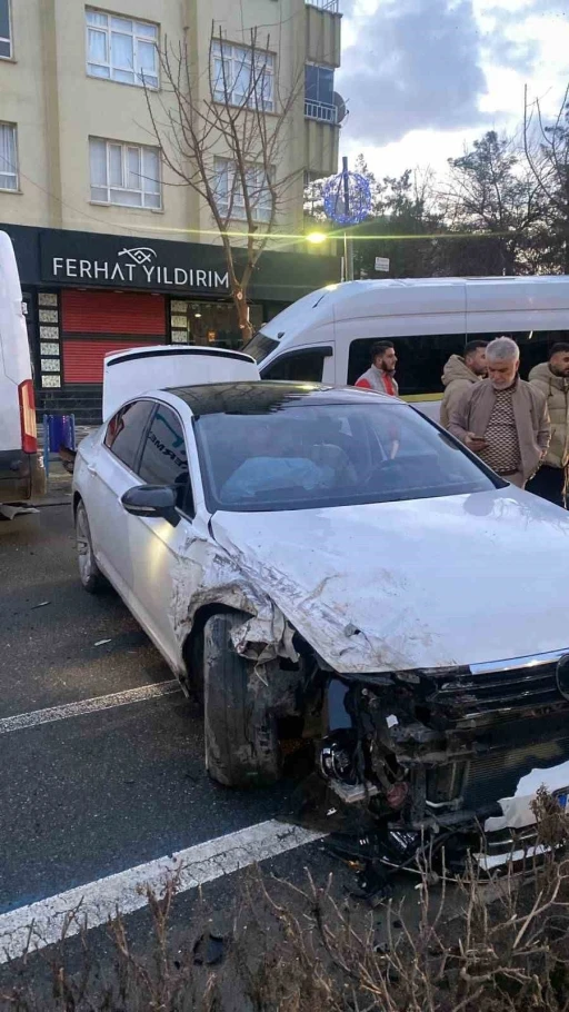 Batman&rsquo;da minib&uuml;s ile otomobil &ccedil;arpıştı: 1 yaralı
