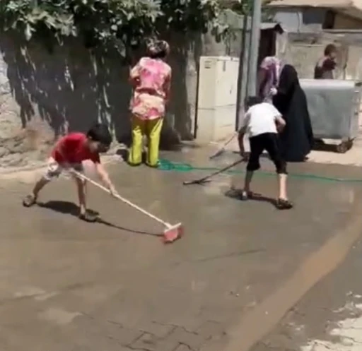 Batman&rsquo;da onarım sonrası temizlenmeyen yolları vatandaşlar temizledi
