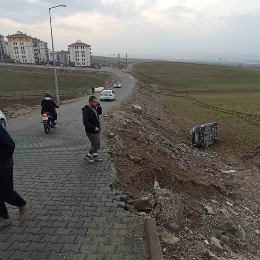 Batman&rsquo;da otomobil şarampole yuvarlandı: 1 yaralı
