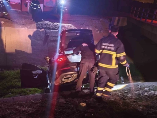 Batman&rsquo;da otomobil su kanalına u&ccedil;tu: 1 yaralı
