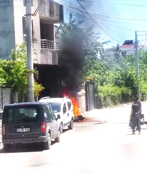 Batman&rsquo;da park halindeki motosiklet k&uuml;le d&ouml;nd&uuml;
