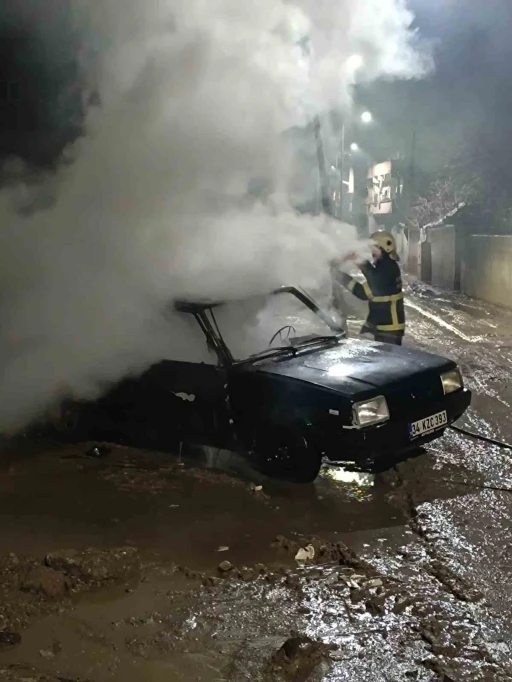 Batman&rsquo;da park halindeki otomobil alev aldı
