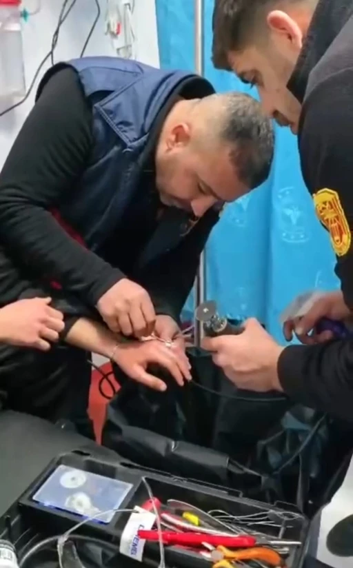 Batman&rsquo;da parmağına y&uuml;z&uuml;k sıkışan gencin imdadına itfaiye yetişti
